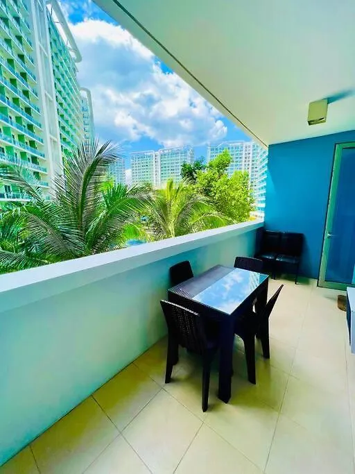 Azure 2 Bedroom Pool View Balcony Manila 0*,